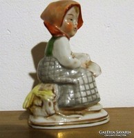 Régi, jelzett Altwien porcelán figura-ülő kislány könyvvel