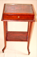Vitrin asztalka mahagóni nyitható fedéllel lábain réz papucsokkal restaurált beépített zárral