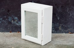 Fehér orvosságos tükrös szekrény - tükrös fali gyógyszeres szekrény vagy fürdőszobai