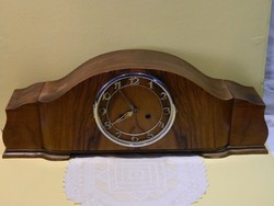Német art deco stilusú felest ütő kandalló óra.