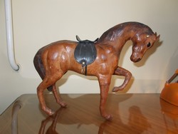 Bőr bevonatú ló szobor. 34x27 cm