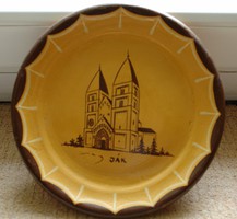 Jáki templomot ábrázoló mázas fali tányér