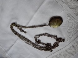 Antikolt bizsu kétsoros lánc, nyitható medállal kulccsal gyönggyel díszítve