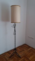 Kovácsoltvas állólámpa, gyöngyház színű henger lámpaernyővel