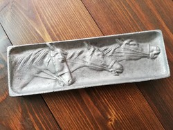Domborműves aluminium lovas tálka 18x6cm