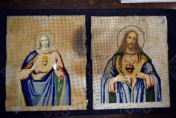 Eladó az 1800-as évekből, kombinált technikával készült, 2 db.himzett szentkép nyomat,Mária és Jézus