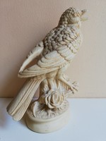 Részletgazdag, rózsaágon ülő, alabástrom énekes madár szobor