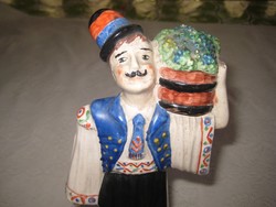 Érik a szőlő ..... Legény  szőlős kosárral  , népi ihletésű porcelán , 21 cm , szignós