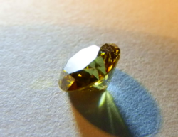 Gyémánt - 0,56 ct, cognac, VS2, természetes, brilliáns csiszolású, kezeletlen