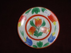 Hand-painted mini tulip wall plate. Its diameter is 14.2 cm. He has!
