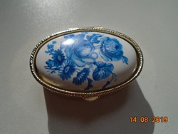 Ezüstözött újszerű cizellált fém szelence kék rózsa mintás porcelán betéttel