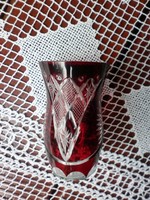 Régi bíbor vörös csiszolt kristály vagy üveg váza 