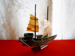 Különleges vitorlás hajó makett, talán bakelit anyagból 2-es
