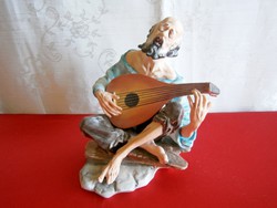 Különleges és ritka, jelzett biszkvit nagy porcelán figura: lantos éneklő csavargó férfi