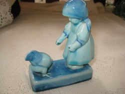 Zsolnay  ,kék  , galambot etető kislány     10 cm  