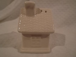 Porcelán - sószóró - házikó alakú - törtfehér  - 7,5 x 5 x 5 cm - új - hibátlan