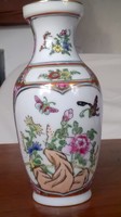 Kínai porcelán váza,  jelzett, színes, virágos-lepkés