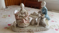 Antik, talapzaton álló barokk szobor pár, teázási jelenet.