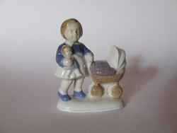 Régi kisméretű porcelán babakocsis kislány figura a babájával