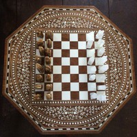 Gyönyörű intarziás sakk asztal, figurákkal együtt 