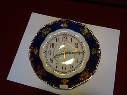 Zsolnay pompadúr tányéróra, átmérője 26 cm.