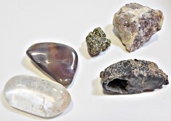 Hegyikristály, pirit, achát, geóda, lepidolit  ásvány köves