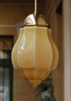 Art deco réz mennyezeti lámpa  -  különleges formájú vajszínű búra 