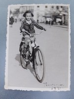Régi gyerek fotó vintage fénykép kislány bicikli kerékpáros kép 