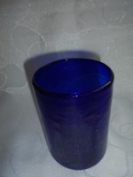 Kék színű fújt, szakított üvegpohár