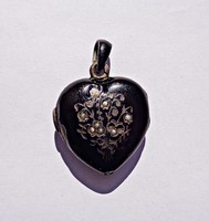 Antik zománcozott fényképtartó szív virágokkal, barokk gyöngyökkel, fémjelzett medál