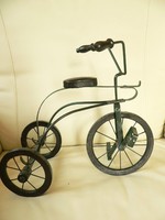 Három kerekű bicikli játékbabához, dekorációnak