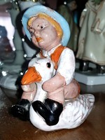 S.Kepes Ágnes szobor libán ülő gyermek