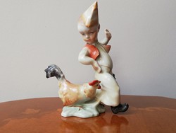 Antik herendi porcelán jelenetes figura kakas elől menekülő kisfiú 