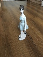 Hollóházi porcelán sétáló nő
