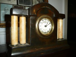 Kisebb méretű, márvány oszlopos antik működő kandalló óra 