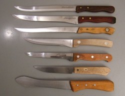 Régi kés 7 db jó állapotú fa nyelű 