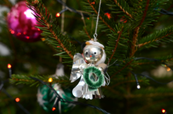 Retro zsenília karácsonyfadísz éneklő angyal zöld glóriával karácsonyi figura régi karácsonyfa dísz
