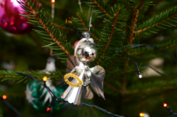 Retro zsenília karácsonyfadísz éneklő angyal sárga glóriával karácsonyi figura régi karácsonyfa dísz