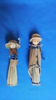 Különleges kézműves figurák: nő virággal és esernyős férfi (gyékény, szalma?)