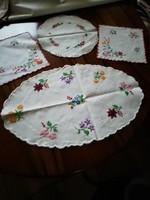 4 embroidered small tablecloths