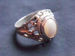 800-as ezüst,dúsan cizellált gyűrű, opálos kővel.Elegáns, nőies darab.Remek ajándék ötlet hölgyeknek