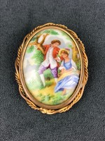 Zsáner jelenetes porcelán betétes bross / Limoges