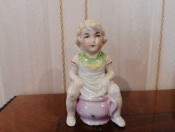 Antik porcelán szobor , bilin ülő gyermek