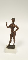 Zocskár Andrea: Cigiző lány., bronzszobor