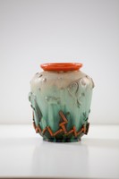 Komlós kerámia art deco váza plasztikus díszítéssel