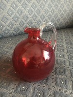 Szakított antik üveg kis kancsó, ritka vörös színű üveg, csavart fehér füllel, art deco forma