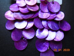 Látványos Újszerű Chandelier fülbevaló 16 db lilás rózsaszín csiszolt gyöngyház korong láncszemen