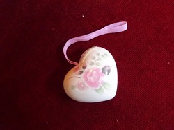 Heart-shaped, rose-patterned fragrance with silk ribbon. He has!