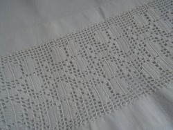 Párnahuzat.    Monogramos, horgolt betétes párnahuzat.