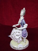 Hollóházi porcelán barokk szobor, kottát olvasó hölgy, 23 cm magas.